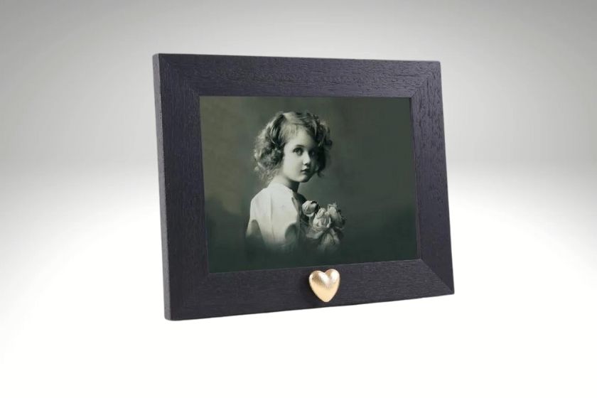 images/homepage/Fotolijst met zwart kader + Hart mini urn in zilver- of goudkleur.jpg